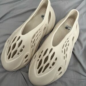 Yeezy Foam RNNR Slides